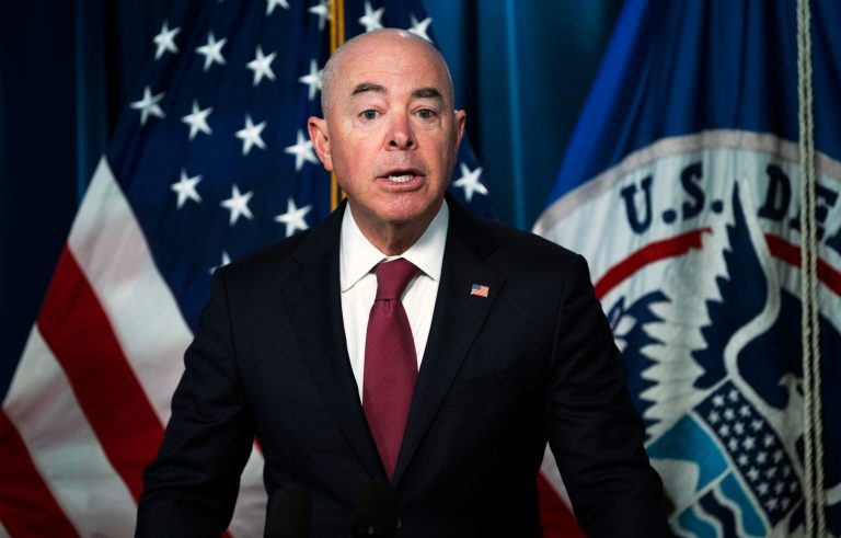 Government doing a bad job dealing with influx of immigrants: Poll