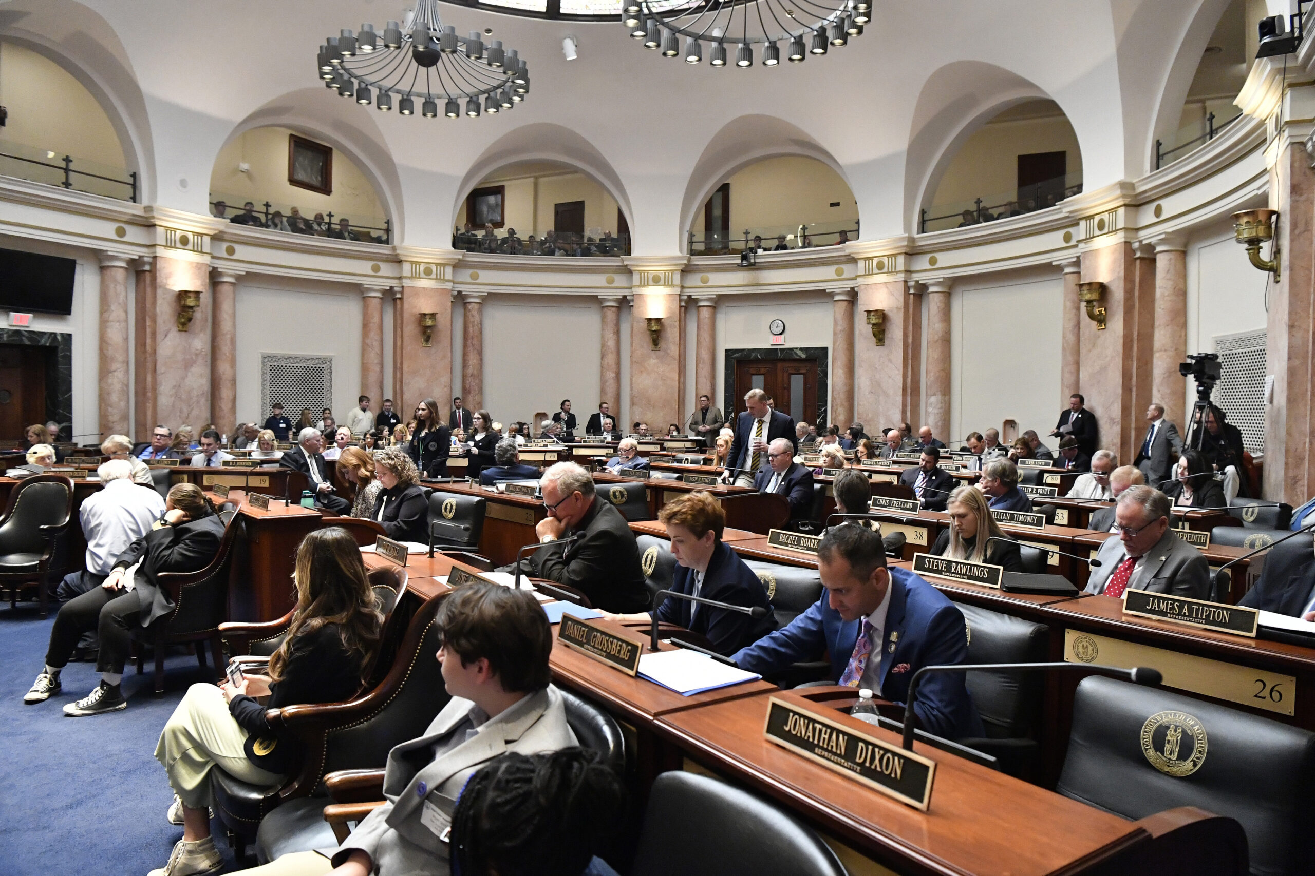 Kentucky lawmakers consider bipartisan ban on cellphones in classrooms