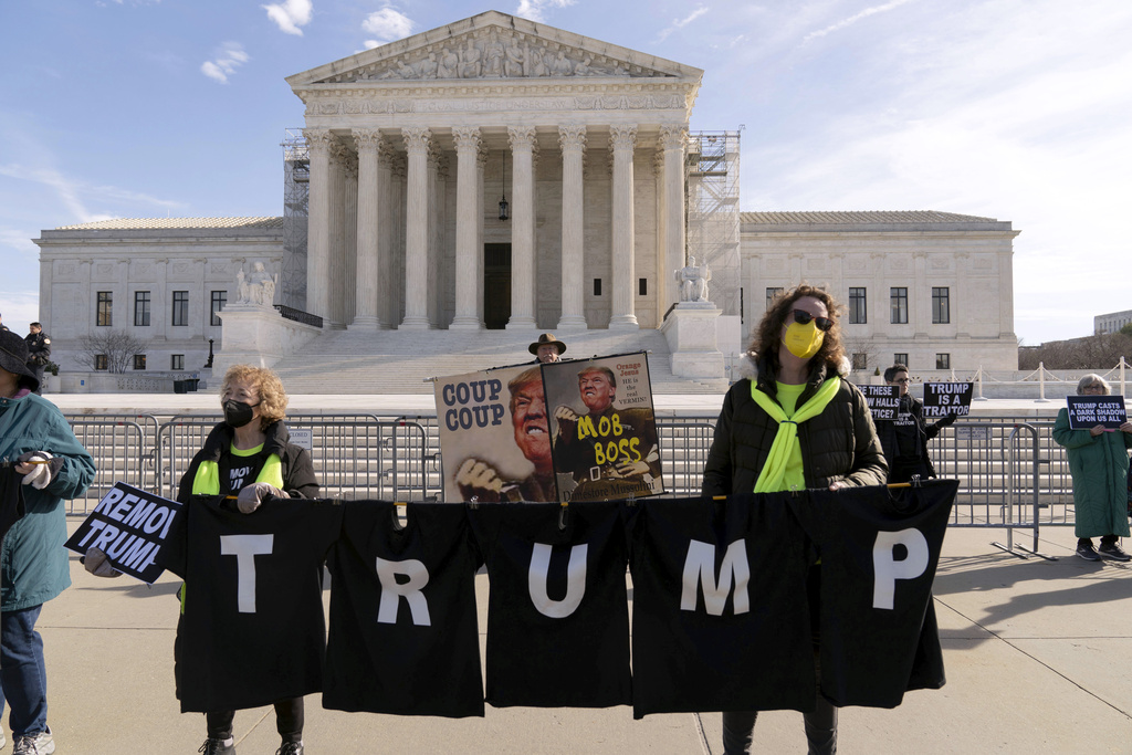 Supreme Court keeps Trump on 2024 presidential ballots
