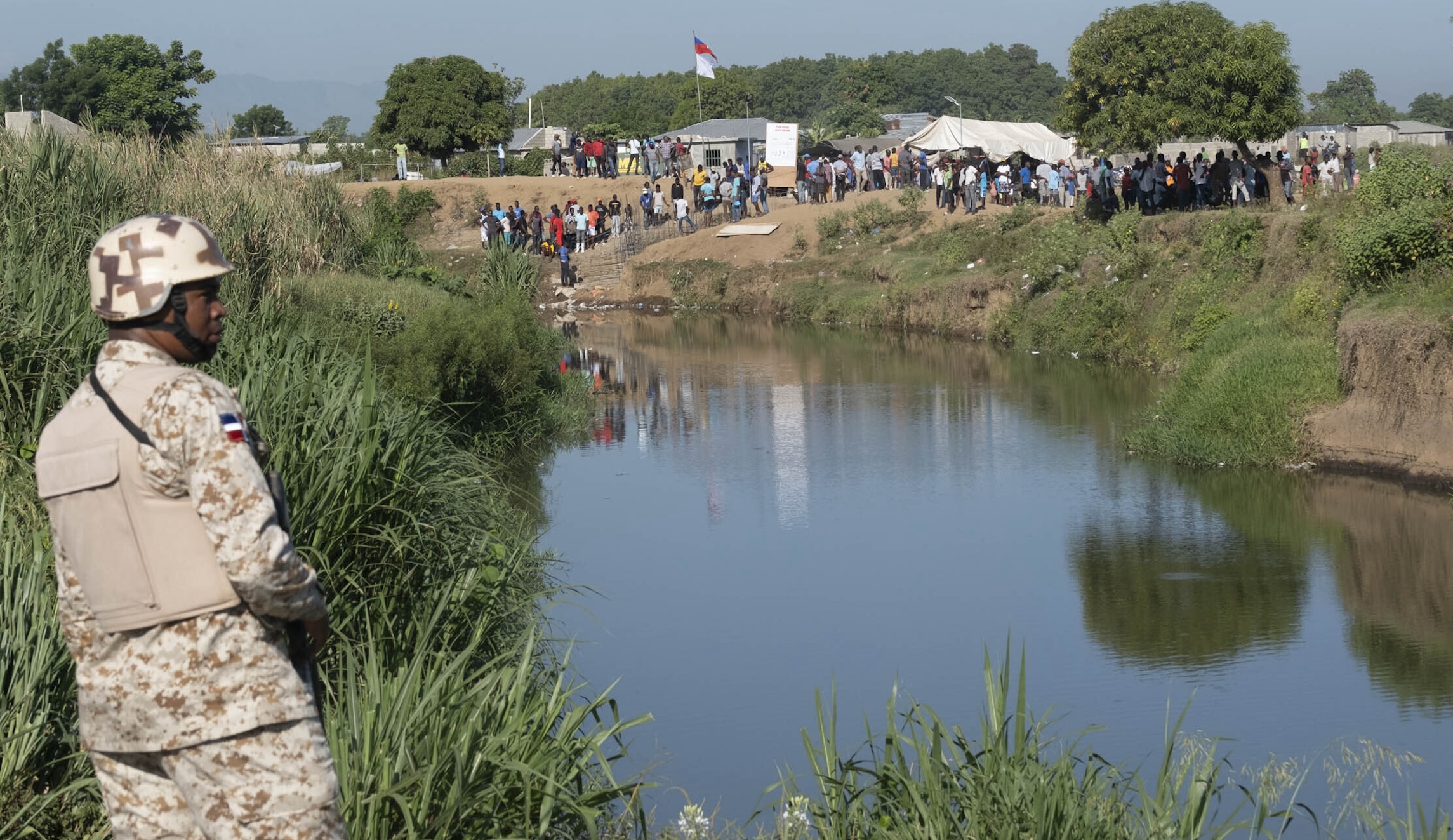 Dominican Republic building 250-mile border barrier to wall off Haiti amid takeover by gangs