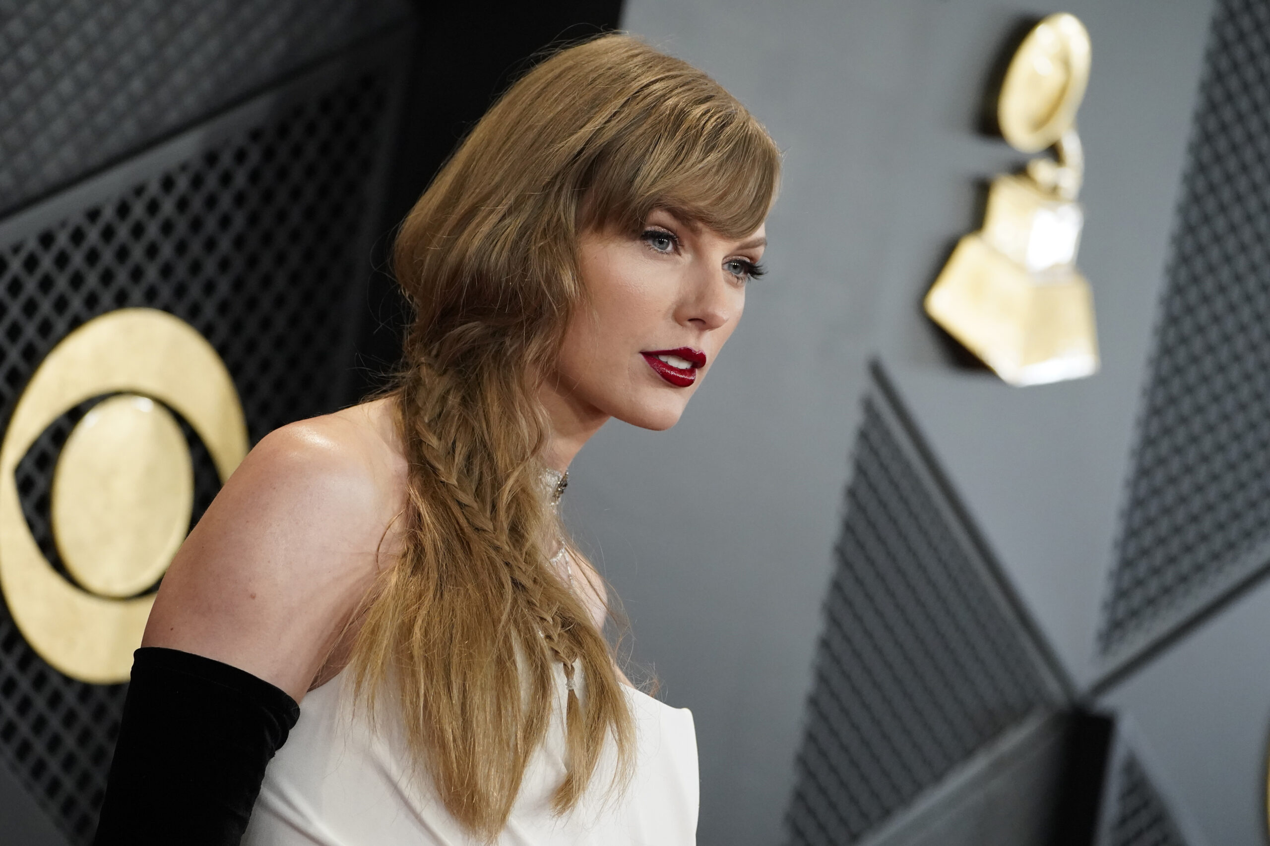 Taylor Swift stays neutral in Super Tuesday post