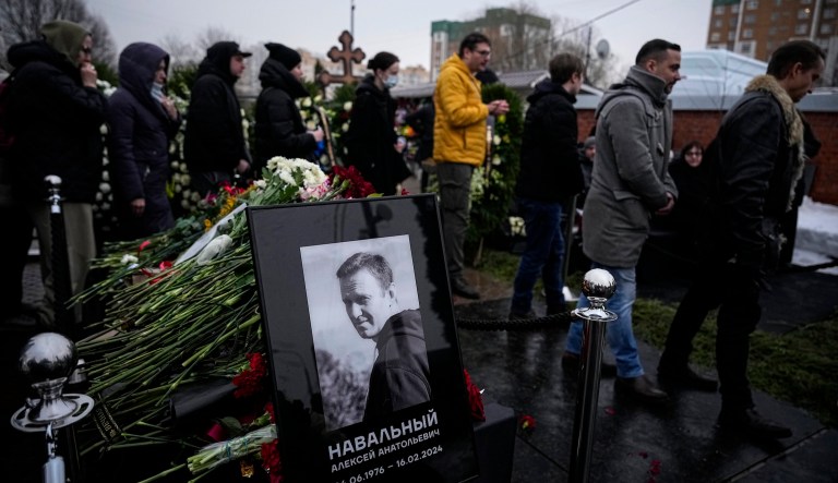 Swaths of mourners gather for Navalny’s funeral in Moscow, chanting ‘Heroes don’t die’