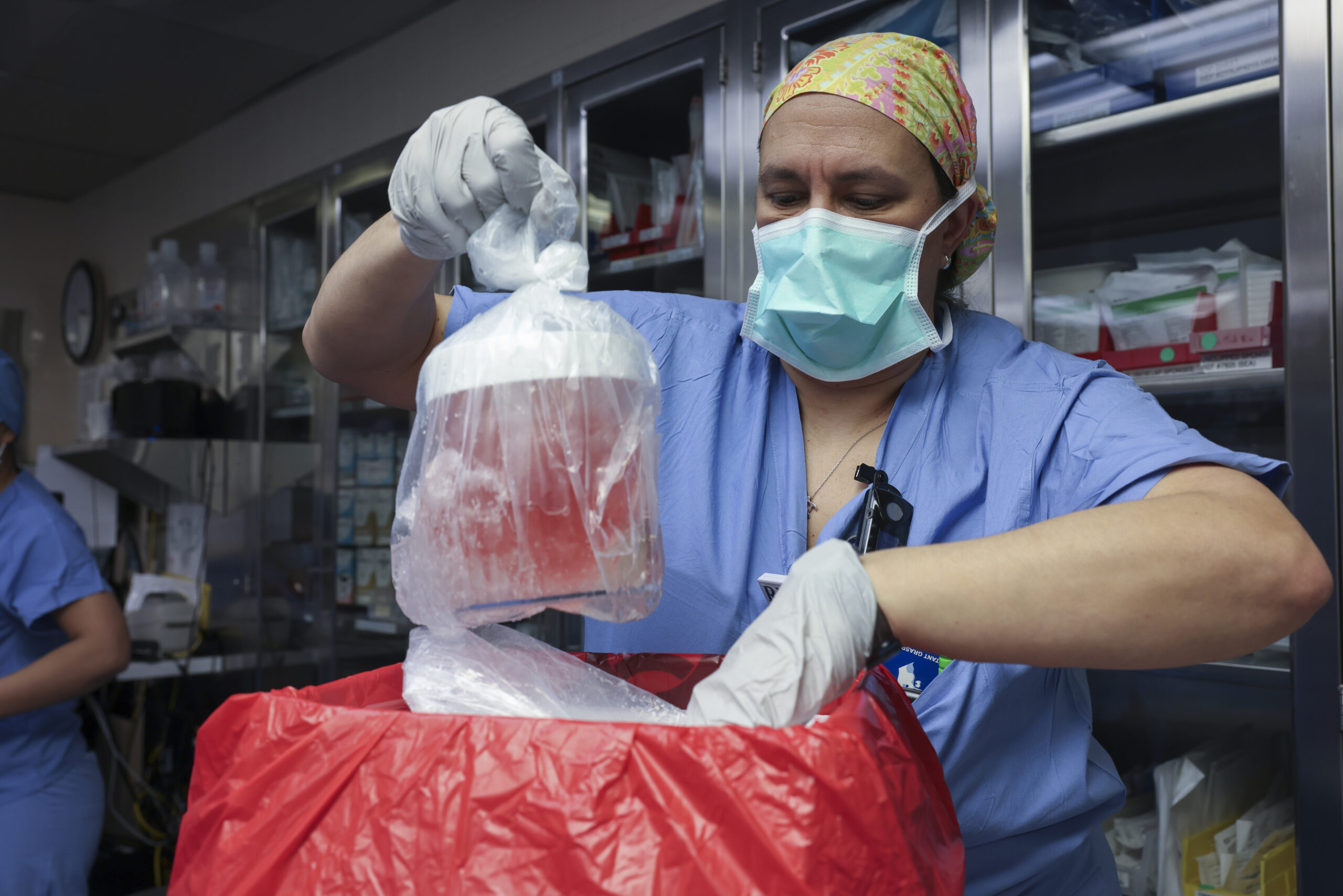 US surgeons have transplanted a pig kidney into a patient