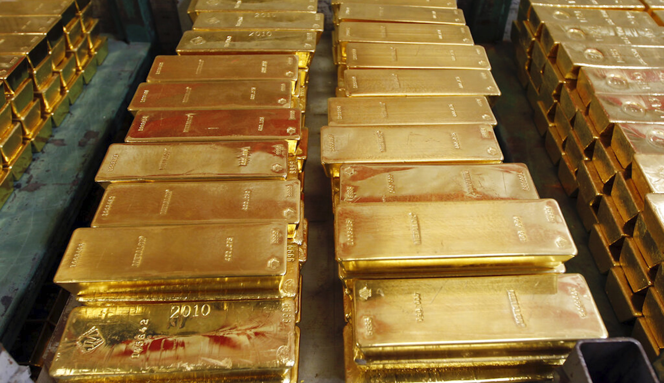 Gold futures close at record high