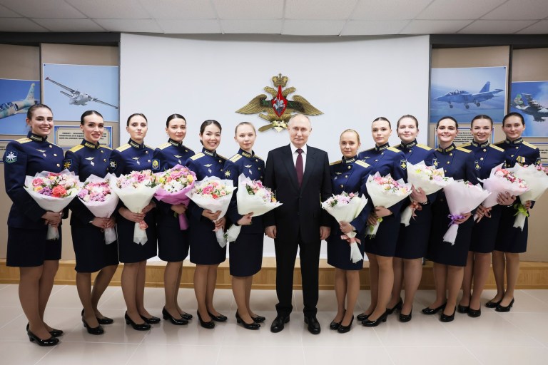 Putin encounters ‘omnipresent romance’ when meeting ‘young female pilots’