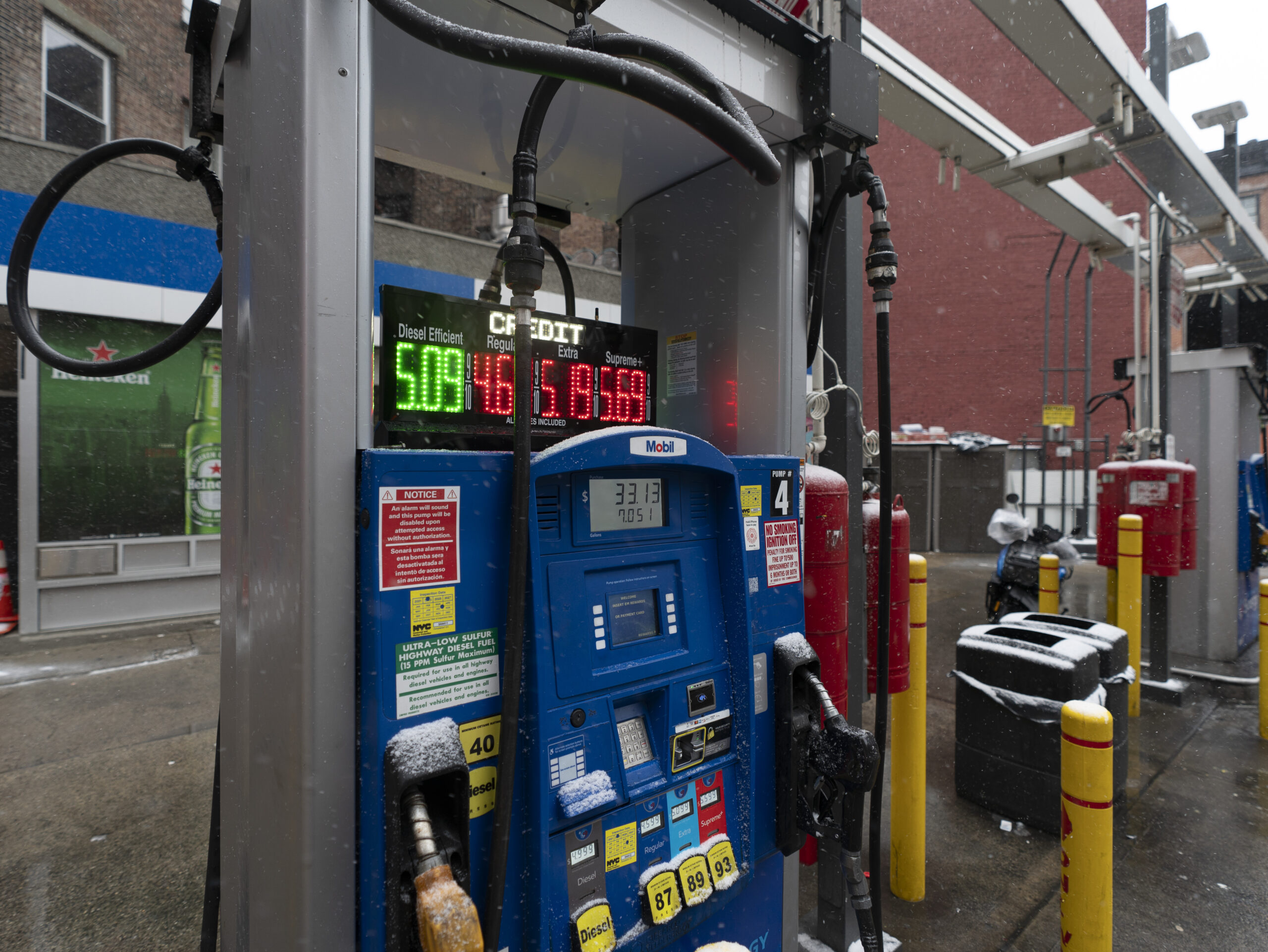 Gas prices: Prices decrease again heading into the weekend