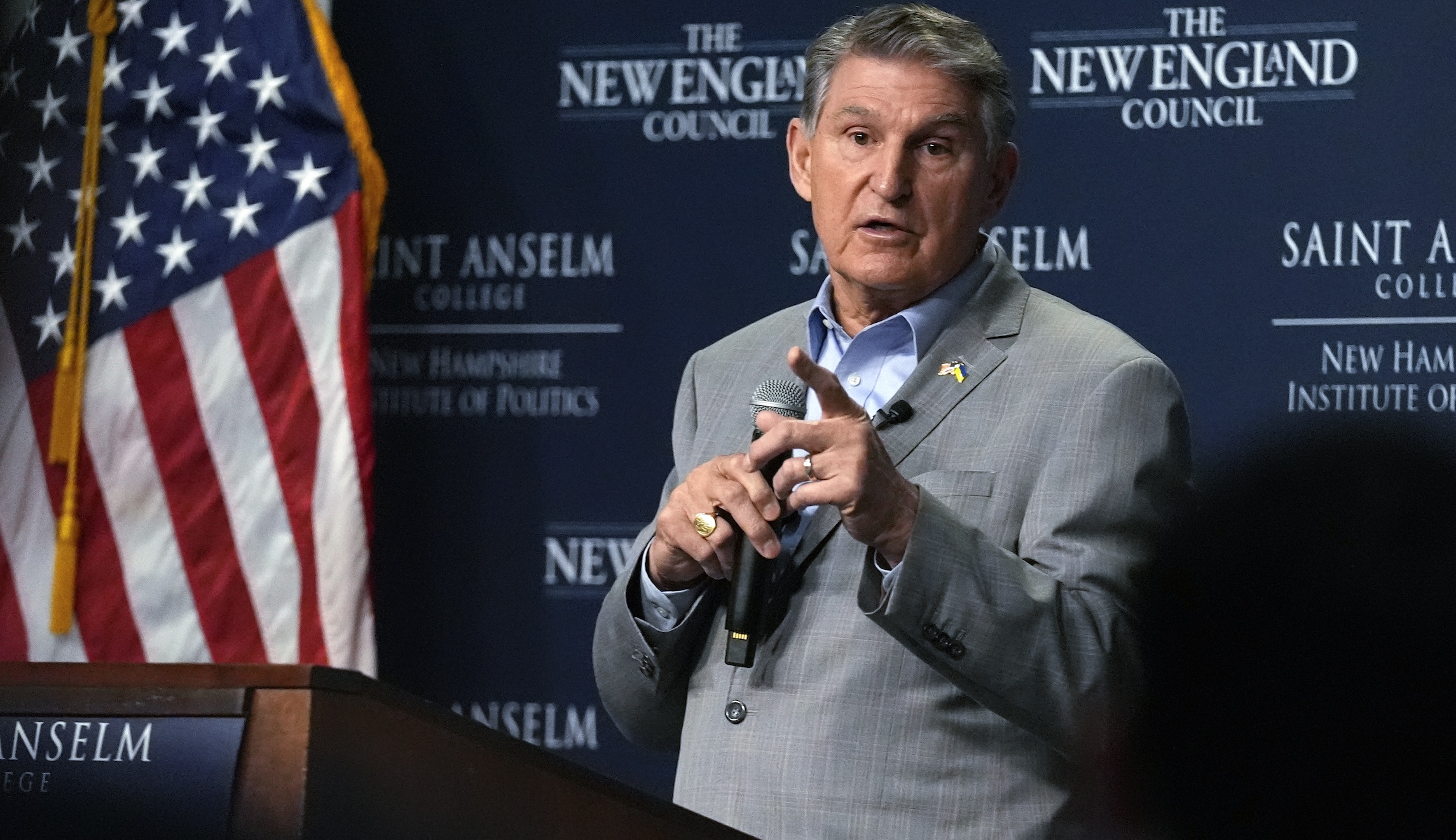 Manchin endorses pro-union Democratic mayor in bid to replace him