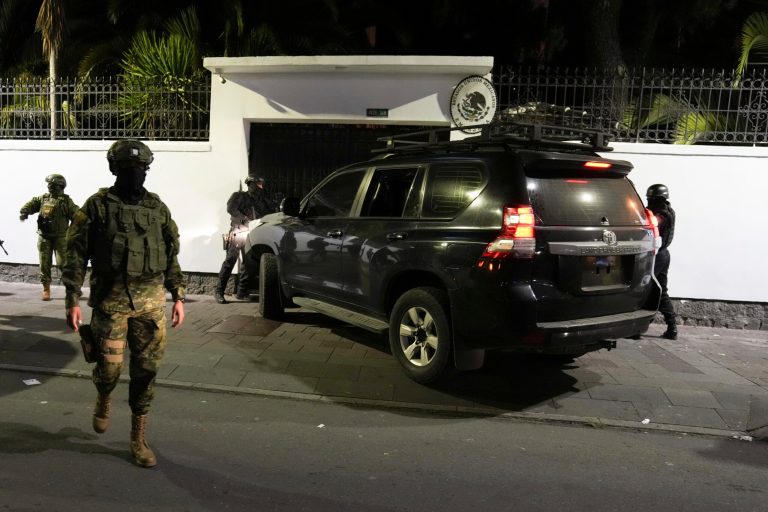 Ecuadorian police storm Mexican Embassy to arrest former vice president