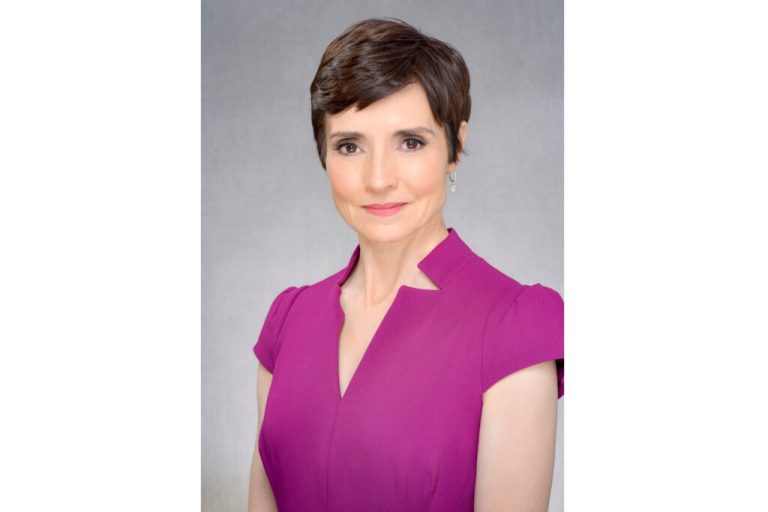 This image provided by CBS News shows reporter Catherine Herridge. In a case with potentially far-reaching press freedom implications, a federal judge in Washington is weighing whether to hold in contempt Herridge, a veteran journalist who has refused to identify her sources for stories about a Chinese American scientist who was investigated by the FBI but never charged. The judge previously ordered the former Fox News reporter to be interviewed under oath about her sources for a series of stories about Yanping Chen. (John Paul Filo/CBS News via AP)