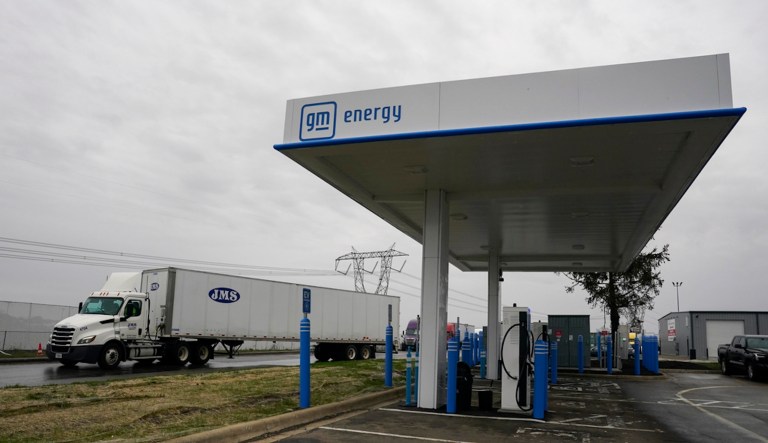 Truckers rail against new EPA rules mandating transition to ‘useless’ EV big rigs