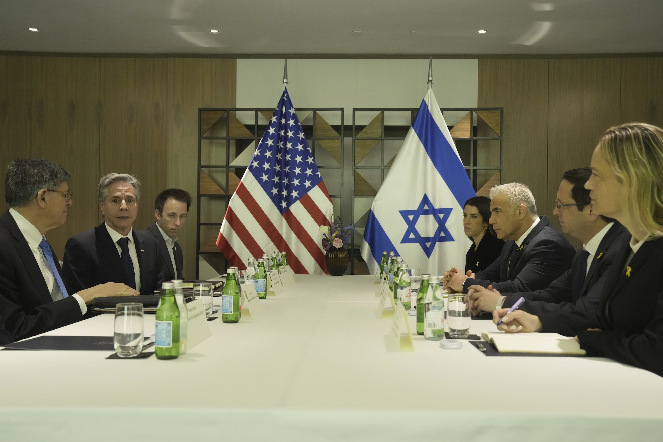Netanyahu rival offers to help quell mutiny for Hamas hostage deal