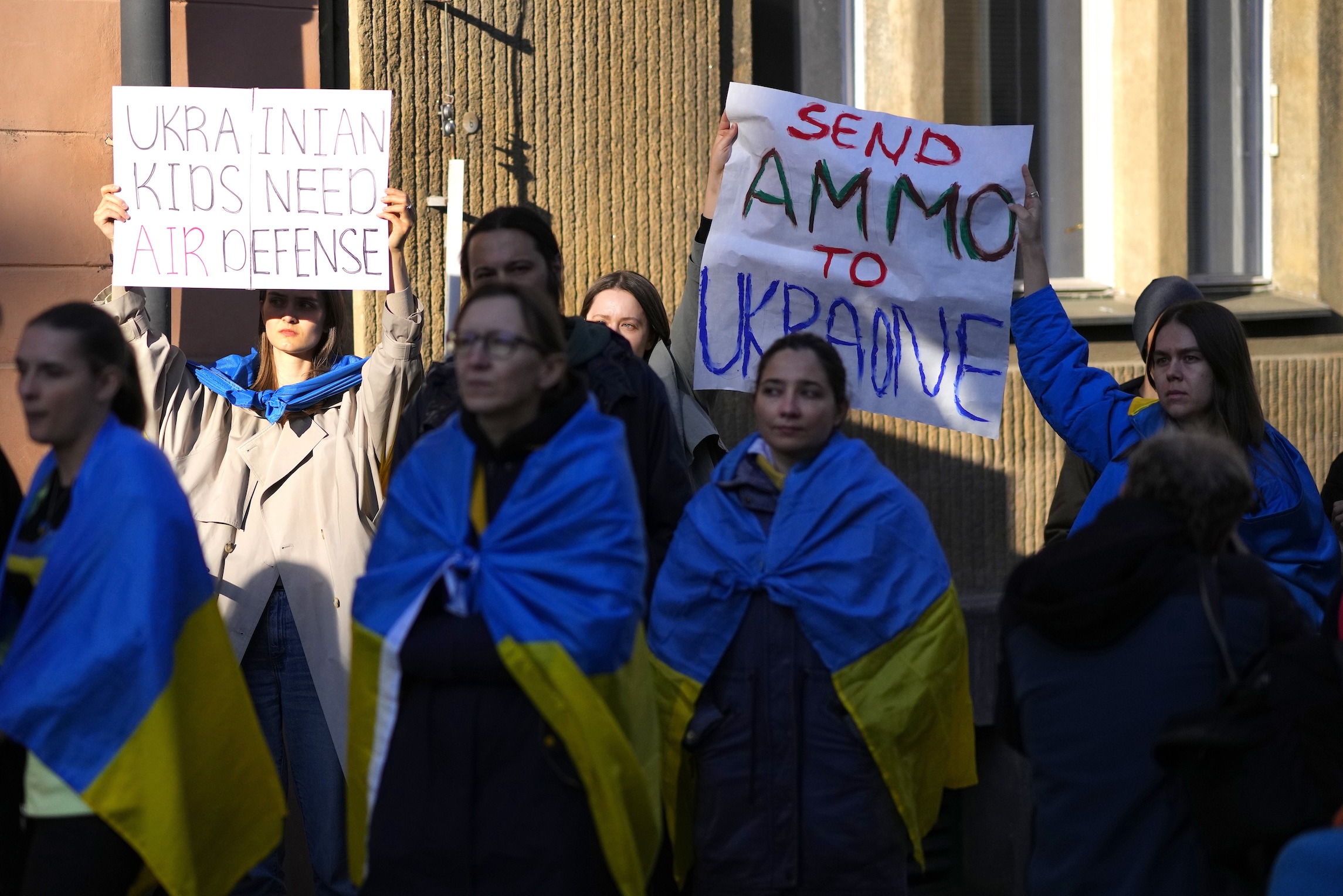 Ukraine hammers Russian base in Crimea
