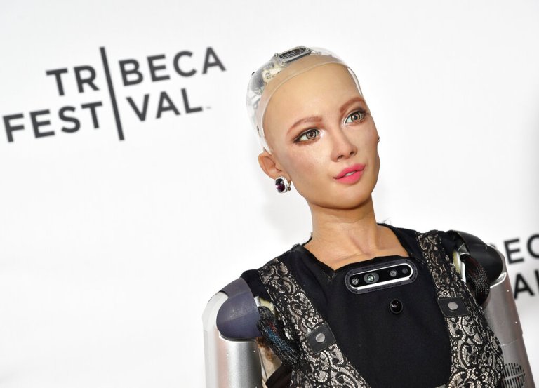 Robot offers commencement speech powered by AI to disgruntled grads