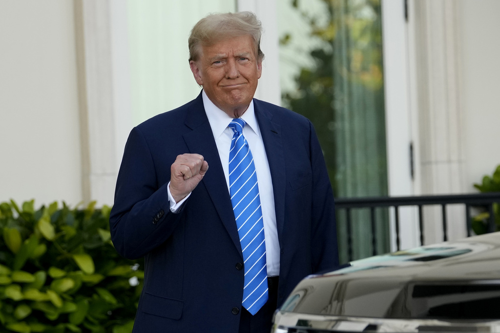 Trump woos donors with promises supporting him will be a good business move