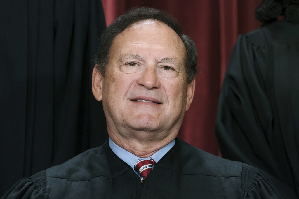 Durbin demands Alito recuse from Trump Supreme Court cases for ‘Stop the Steal’ flag