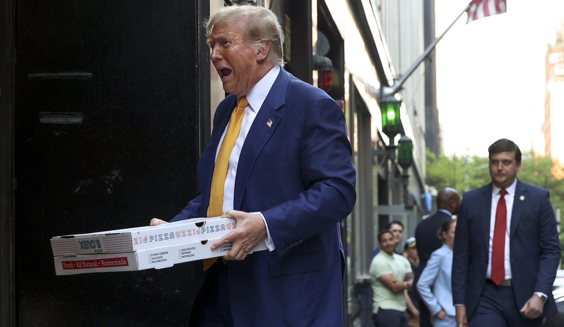 Trump delivers pizza to FDNY station in another NYC campaign stop
