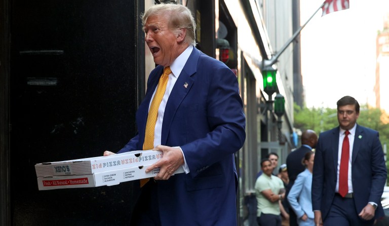 Trump delivers pizza to FDNY station in another NYC campaign stop