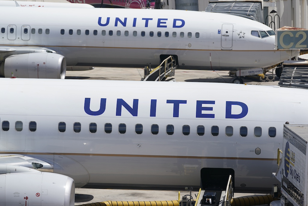 United Airlines flight evacuated before takeoff after engine issue