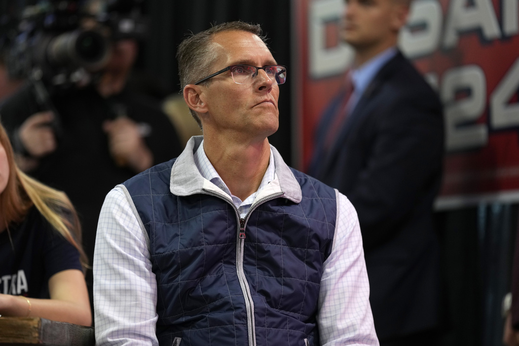 Iowa Rep. Randy Feenstra handily defeats primary challenger