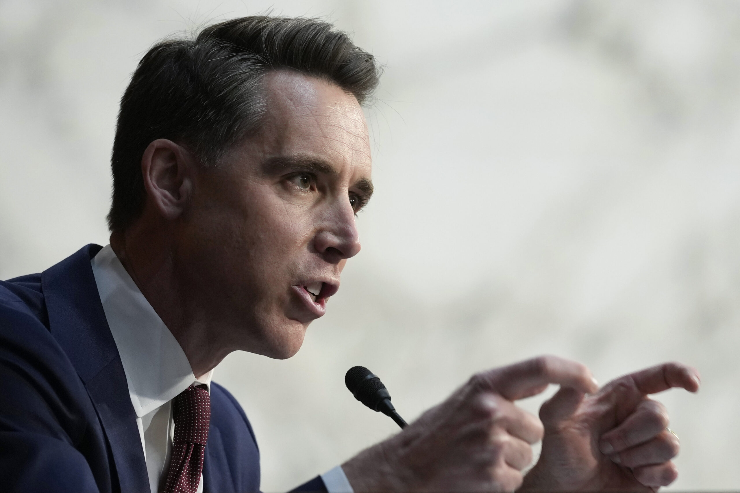 Hawley slams ‘social experiment’ military draft of women: ‘Leave our daughters alone’
