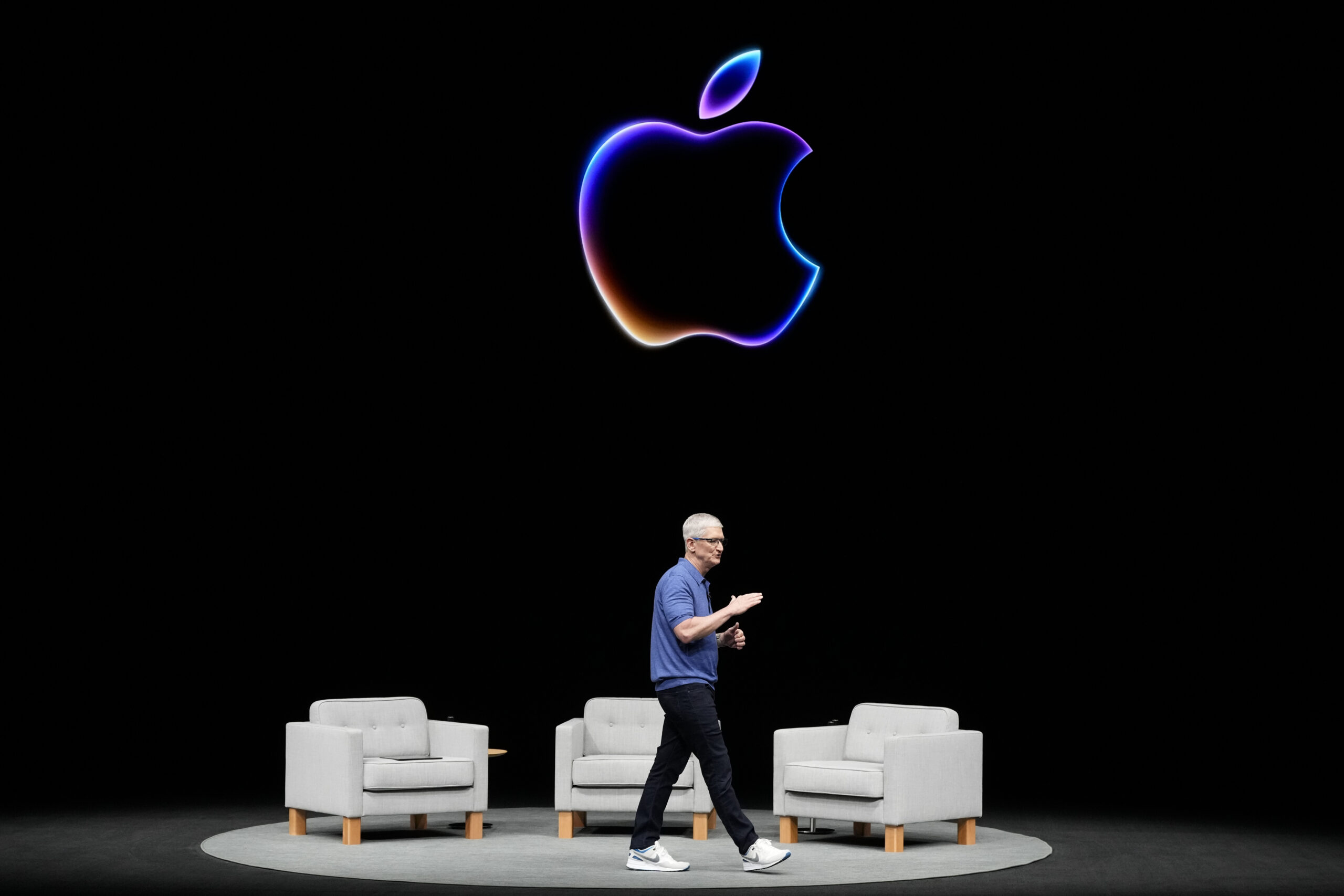 Apple AI announcement sends shares to record high