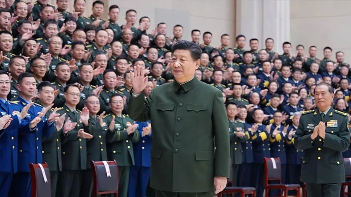 Taiwanese fishermen catch Chinese nuclear submarine surfacing