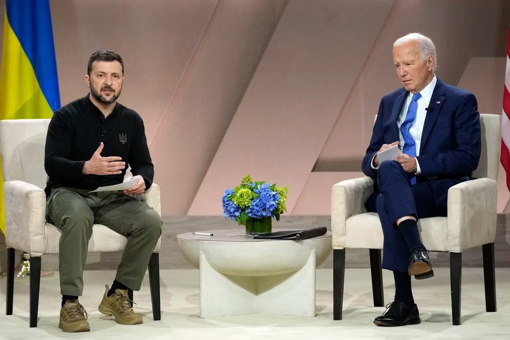 Biden relies on notecards during brief remarks with Zelensky