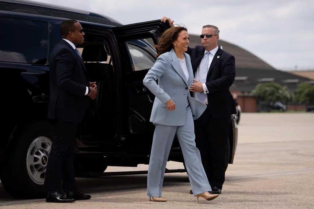 Federal agents accused of breaking into salon for bathroom during Kamala Harris campaign stop