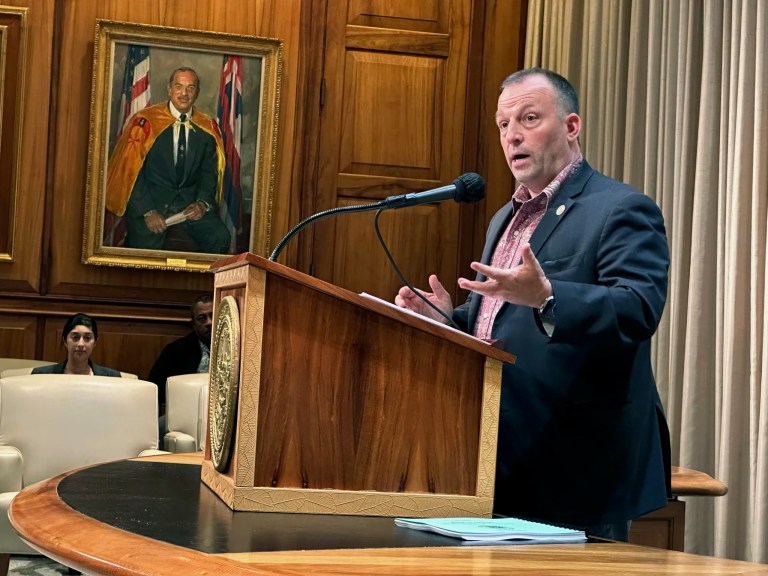 Hawaii governor under fire for veto threat