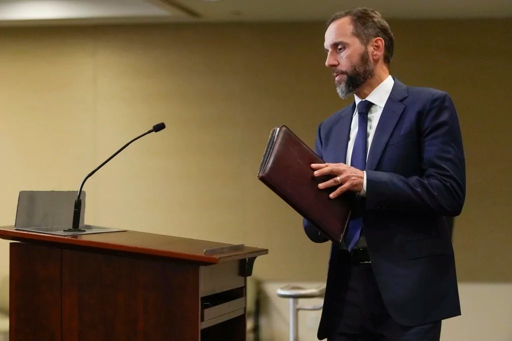 Jack Smith asks judge to vacate deadlines in Trump 2020 election case