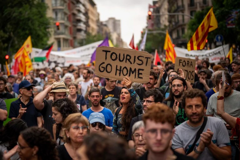 Visitors sprayed with water pistols at Barcelona anti-tourism protests