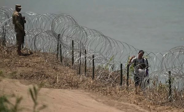 Texas temporarily removes barbed wire on border