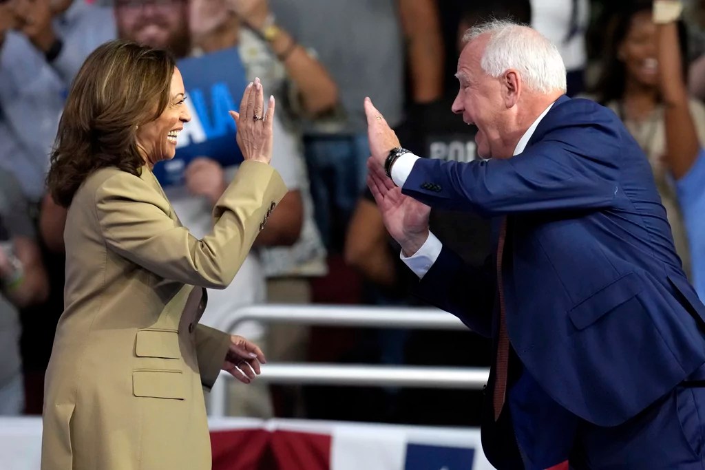 WATCH LIVE: Harris holds rally in Las Vegas with Tim Walz