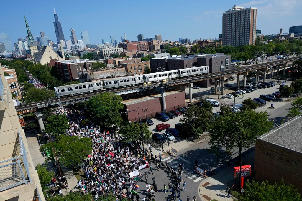 Gaza protesters break through security fence at DNC