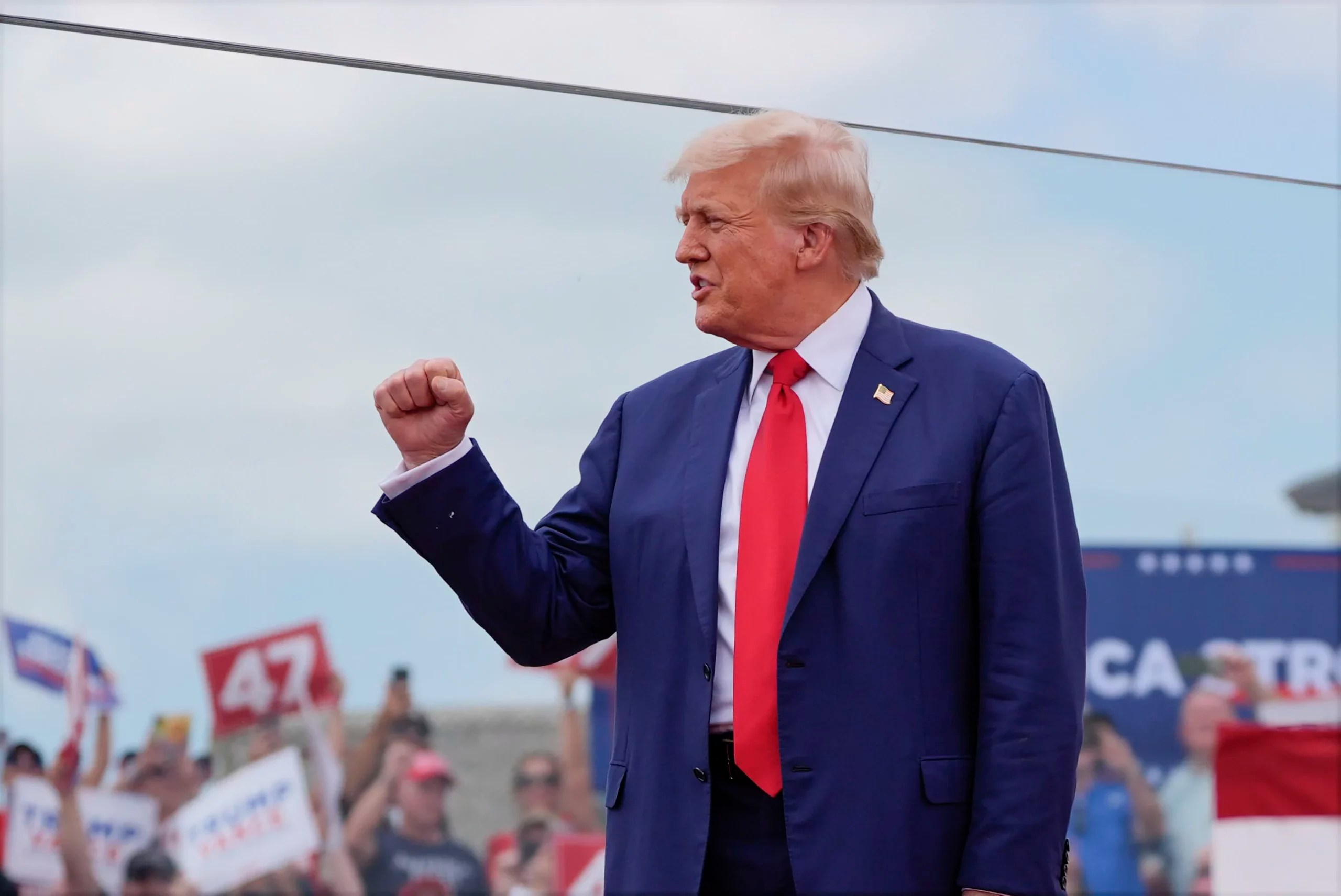 Lights come on for Trump campaign as DNC goes dark