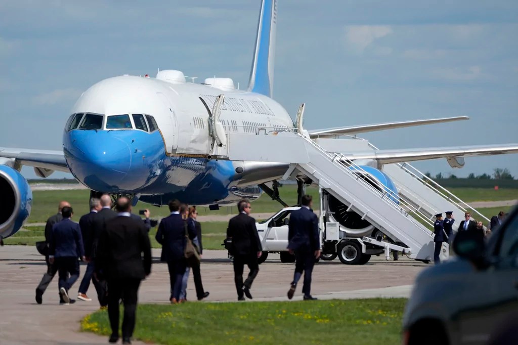 Vance trolls Harris on the tarmac in Wisconsin