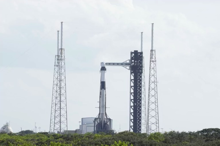 SpaceX to launch craft that will bring back stranded astronauts