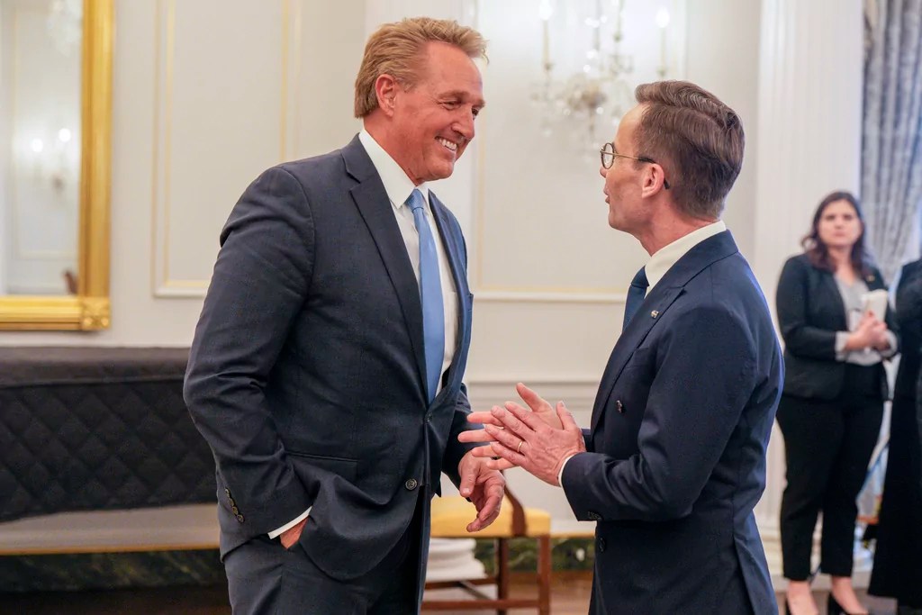 Former GOP Arizona senator Jeff Flake endorses Kamala Harris