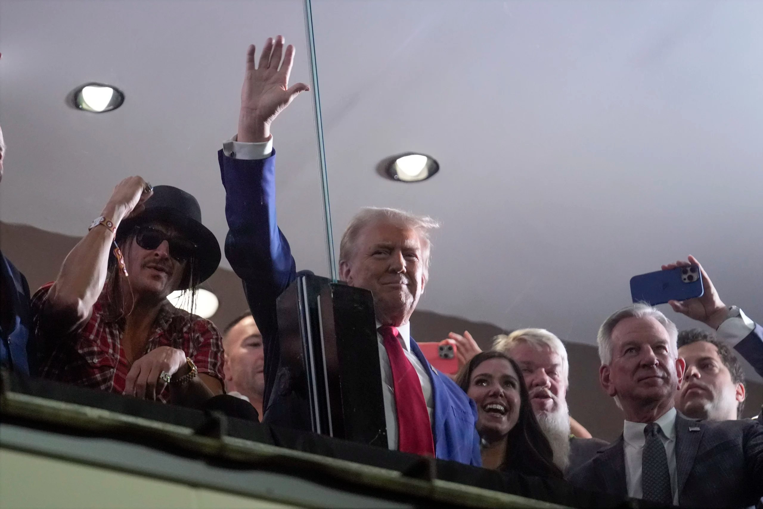 Trump receives cheers, huge ovation at Alabama-Georgia game