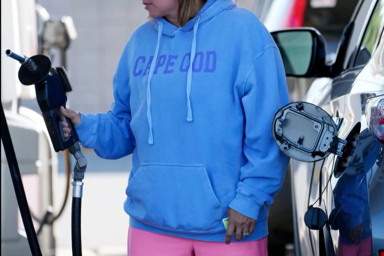 Gas prices: Another day of decreases at the pumps