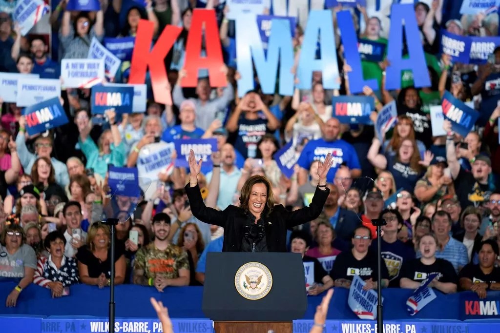 A Kamala Harris crowd: Big and happy