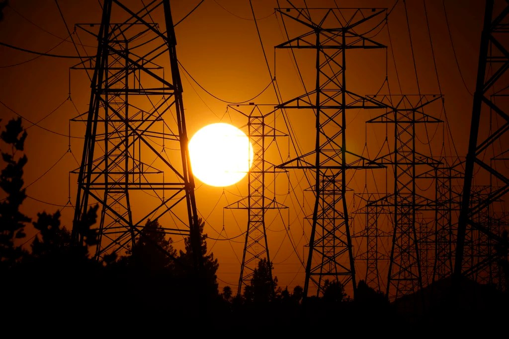 AI and data centers threaten to overwhelm power grid, former regulators warn