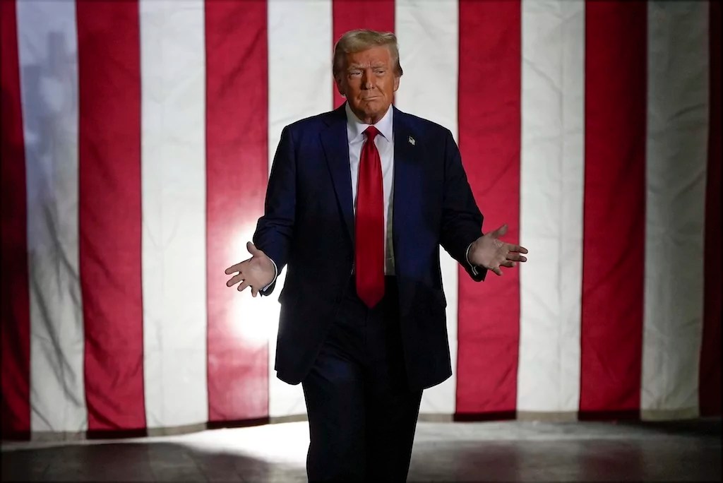 WATCH LIVE: Trump appears at Tucker Carlson event in Arizona