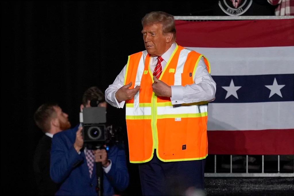 Trump, donning garbageman vest at rally, declares his supporters ‘are not garbage’