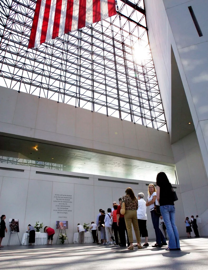 Mourners line up to sign condolence books at the John F. Kennedy Presidential Library and Museum in Boston Wednesday, Aug. 26, 2009, the day after Edward M. Kennedy of Massachusetts, last surviving brother in an American political dynasty and one of the most influential senators in history, died at his home on Cape Cod after a yearlong struggle with brain cancer. Kennedy will lie in repose at the Presidential Library before the funeral. (AP Photo/Elise Amendola)