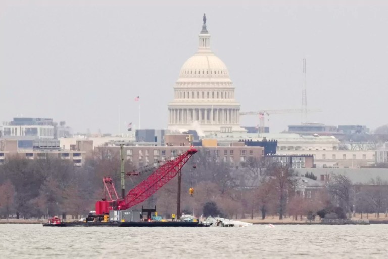 American Airlines plane extraction from Potomac begins