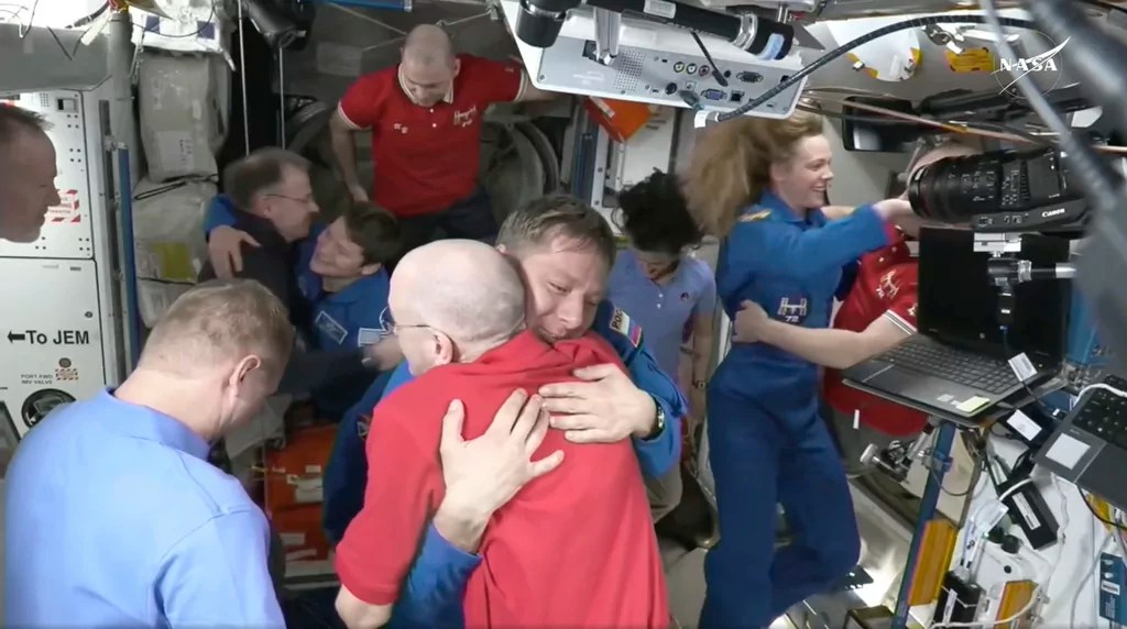 SpaceX Dragon reaches stranded astronauts