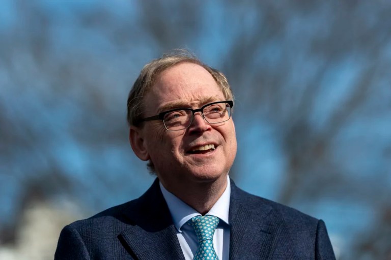 White House downplays short-term economic disruptions after jobs report