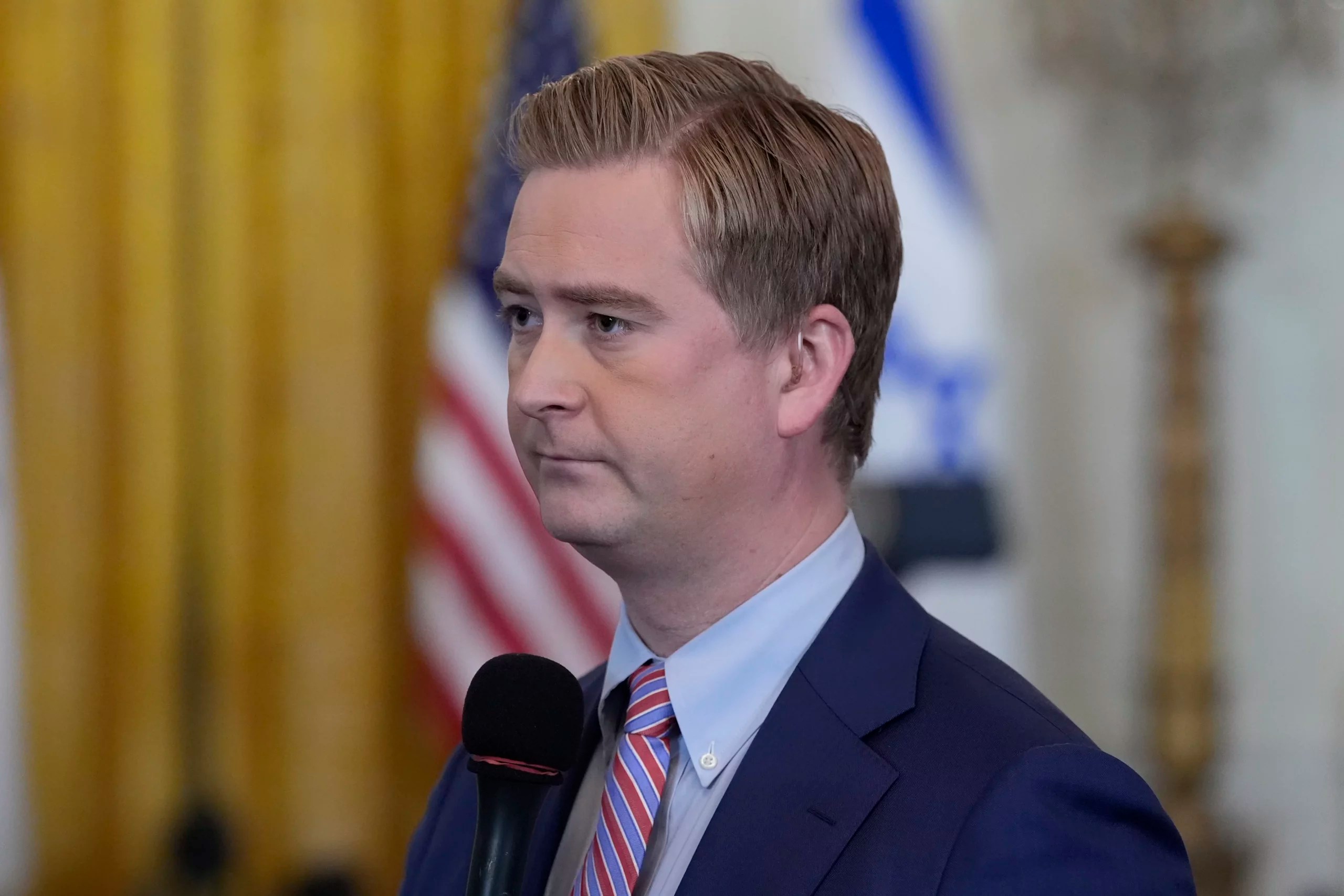Surprise bird landing has Doocy screaming outside White House