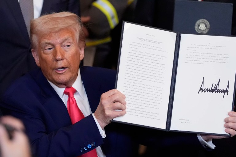 Trump signs executive order to undo shower pressure standards